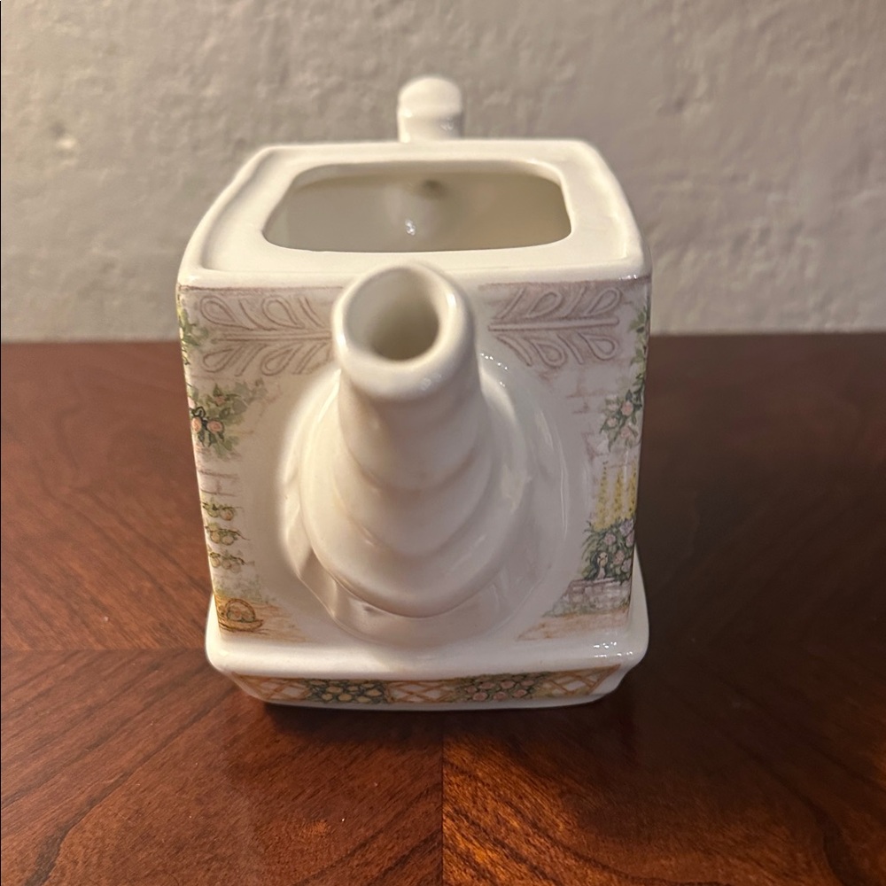 Sadler Made in England Cottage Teapot Rose Cottage - Picture 5 of 7